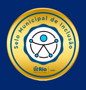 imagem de selo circular, na cor dourada, com pictograma da acessibilidade e com os dizeres Selo Municipal de Inclusão.
